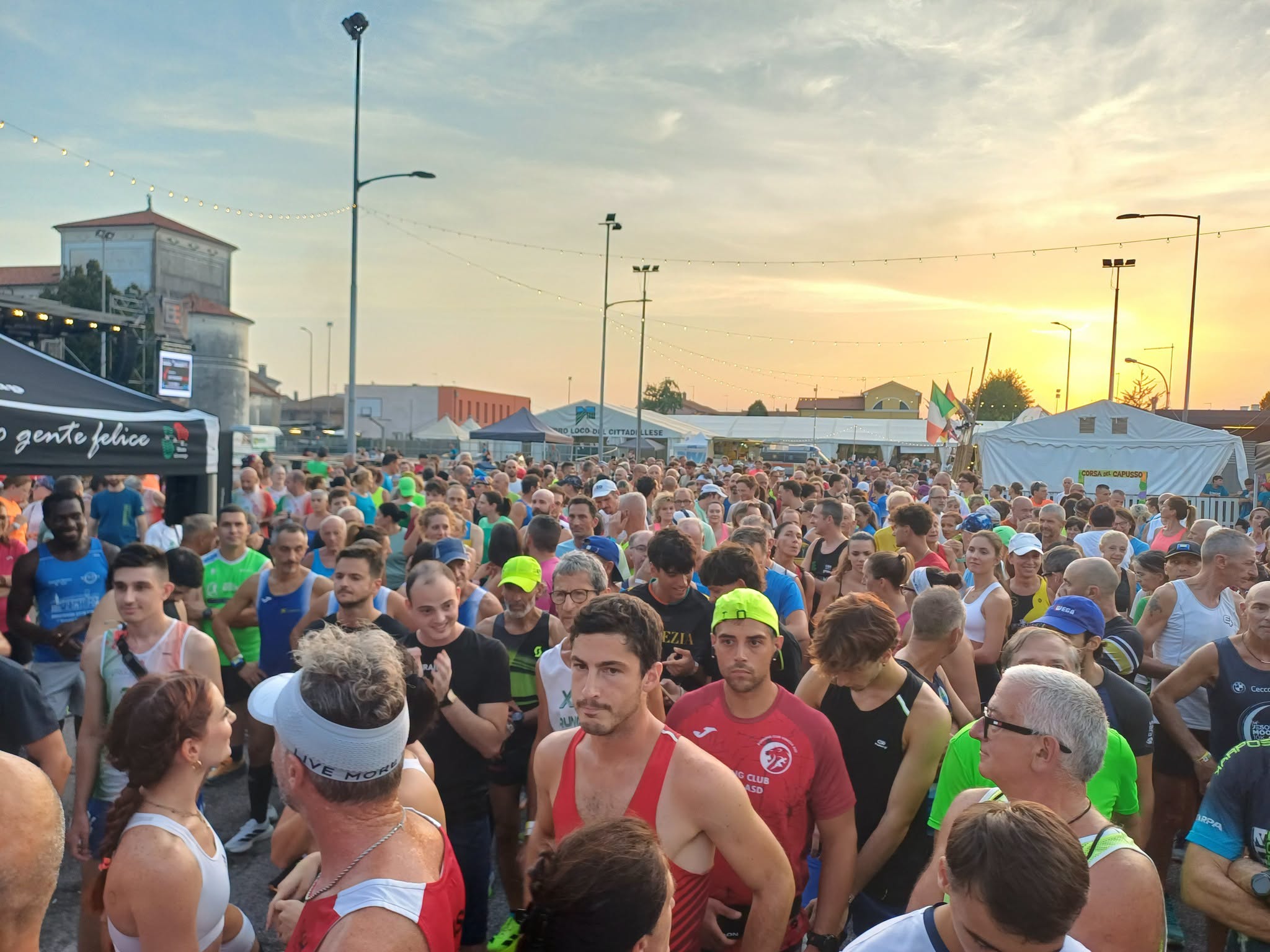 Partecipanti NAT Run Group alla manifestazione, al tramonto